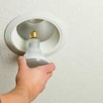 fixer un luminaire au plafond 1