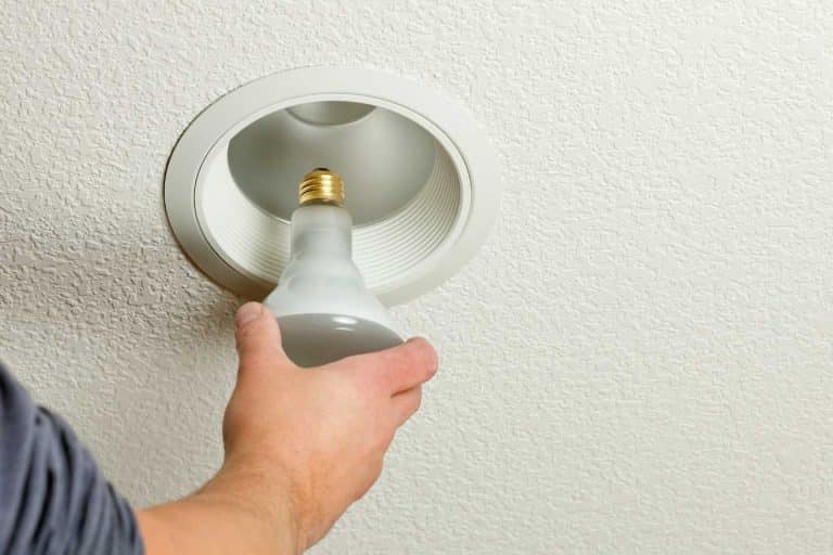 fixer un luminaire au plafond 1