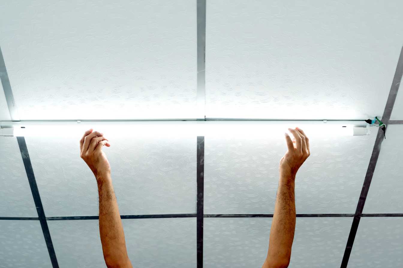 fixer-un-luminaire-au-plafond-2