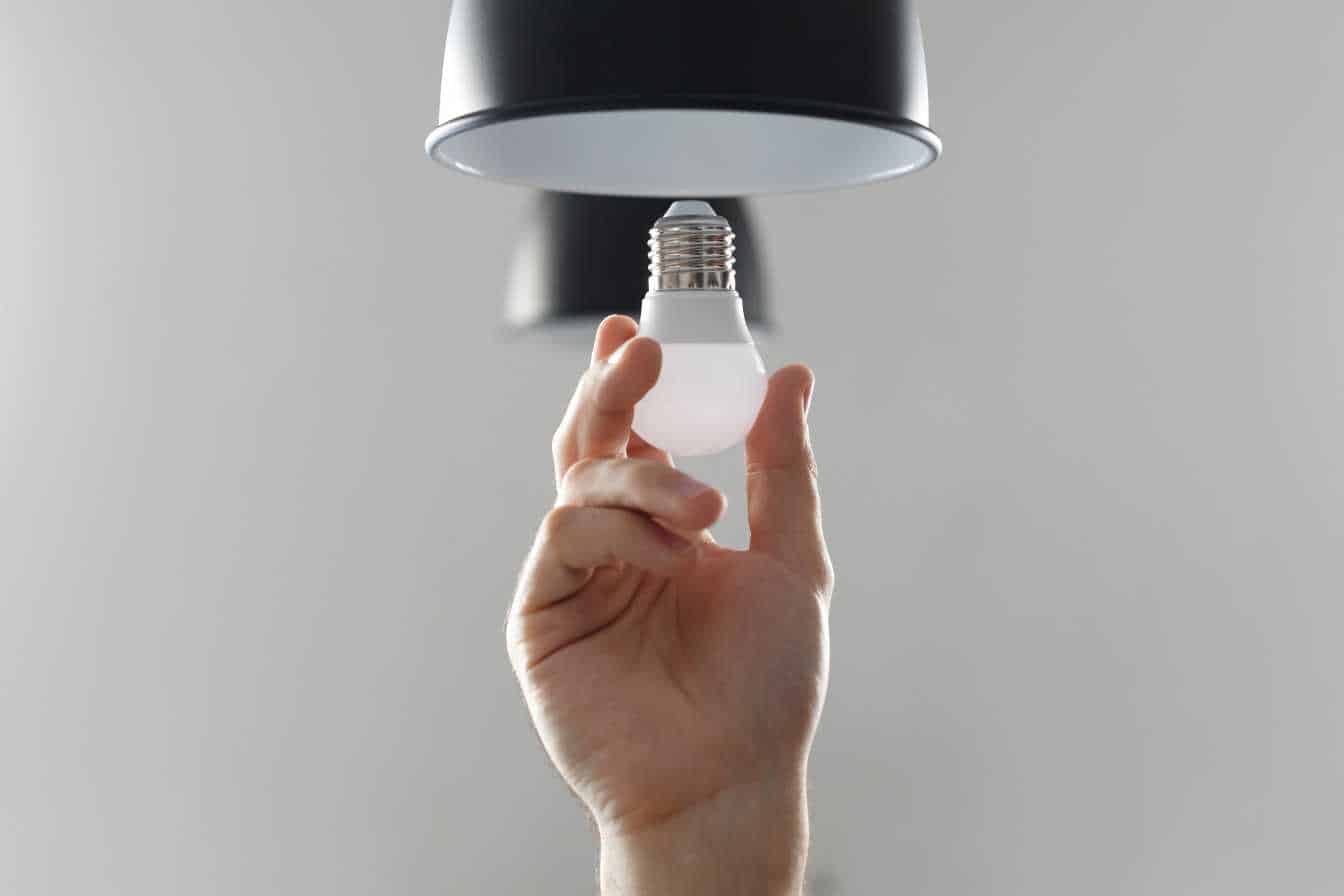 fixer-un-luminaire-au-plafond-3